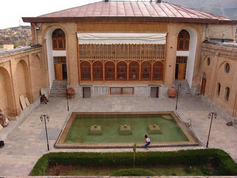 سنندج (قصر سالار سعید و قصر خسرو آباد و قصر عاصف وزیري و سوق سنندج و مجمع ابیدر بازک الترفیهي)