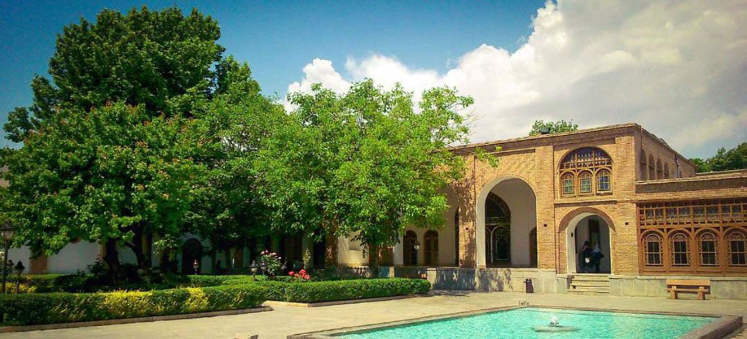 سنندج (قصر سالار سعید و قصر خسرو آباد و قصر عاصف وزیري و سوق سنندج و مجمع ابیدر بازک الترفیهي)