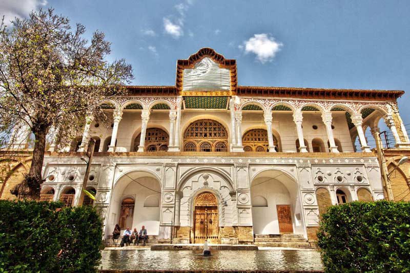 سنندج (قصر سالار سعید و قصر خسرو آباد و قصر عاصف وزیري و سوق سنندج و مجمع ابیدر بازک الترفیهي)