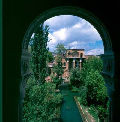 سنندج (قصر سالار سعید و قصر خسرو آباد و قصر عاصف وزیري و سوق سنندج و مجمع ابیدر بازک الترفیهي)