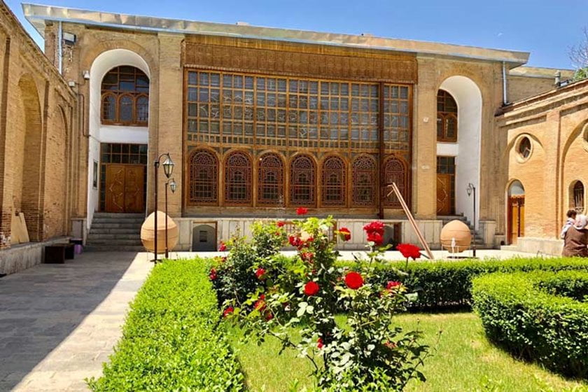 سنندج (قصر سالار سعید و قصر خسرو آباد و قصر عاصف وزیري و سوق سنندج و مجمع ابیدر بازک الترفیهي)