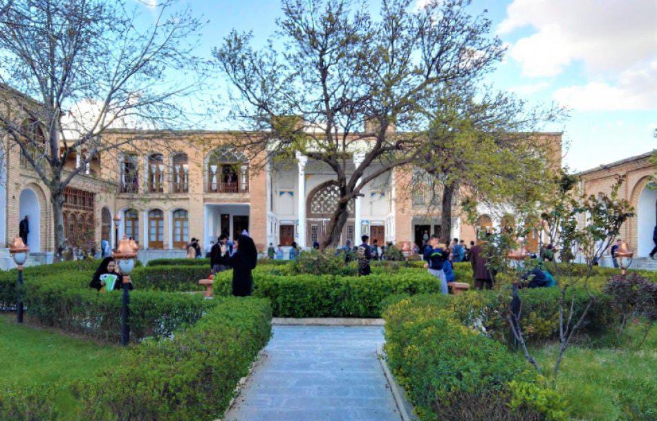 سنندج (قصر سالار سعید و قصر خسرو آباد و قصر عاصف وزیري و سوق سنندج و مجمع ابیدر بازک الترفیهي)