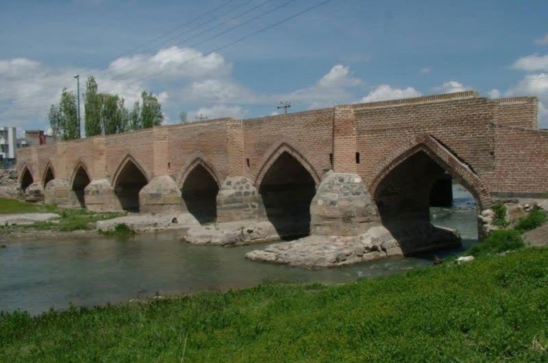 بحيرة سهى و شلالات لوتون و منزل صادقي و سوق أردبيل الکبیر و جسر يعقوب