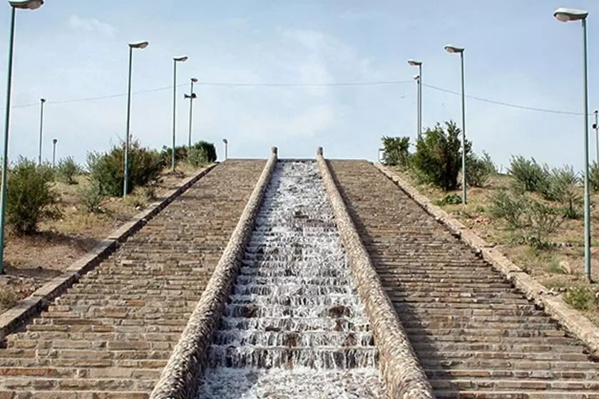 ساوه (إمام زادل سید اسحق ، بحیرة ساوه الاصطناعیة ، بام ساوه ، پارک چمران)