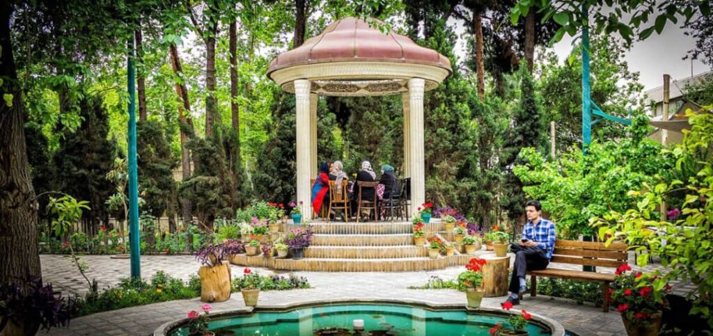 طهران (حديقة المياه والنار ، جسر الطبيعة ، گلابدره ، حديقة متحف نگارستان ، مسرح المدينة)